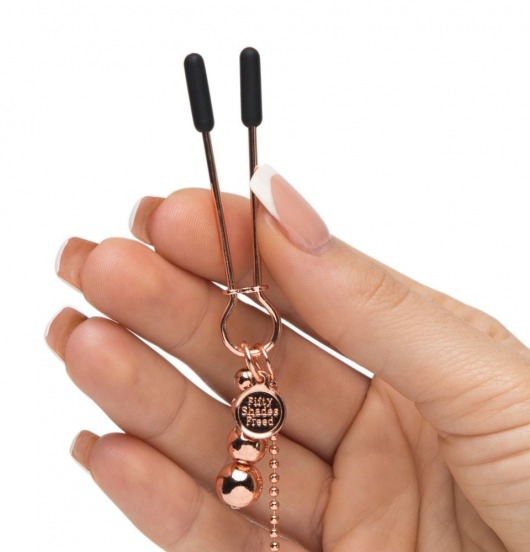 Золотистые зажимы для сосков и клитора All Sensation Nipple and Clitoral Chain - Fifty Shades of Grey - купить с доставкой в Одинцово